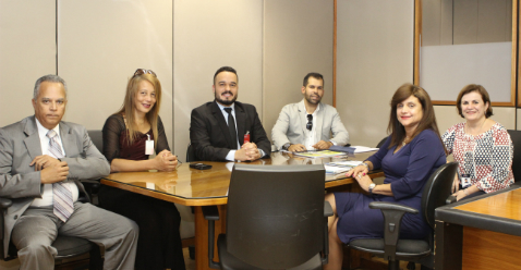 Da esquerda para a direita: conselheiro ouvidor Gilberto Diniz, Tânia Bitencourt  e Ageu Alves Junior, do Planejamento da Ouvidoria e Thiago Carvalho da Gestão de mkt da prefeitura de Nova Lima, Patricia Cortez e Luciana Razo do TCEMG (foto: Su Bernardes)
